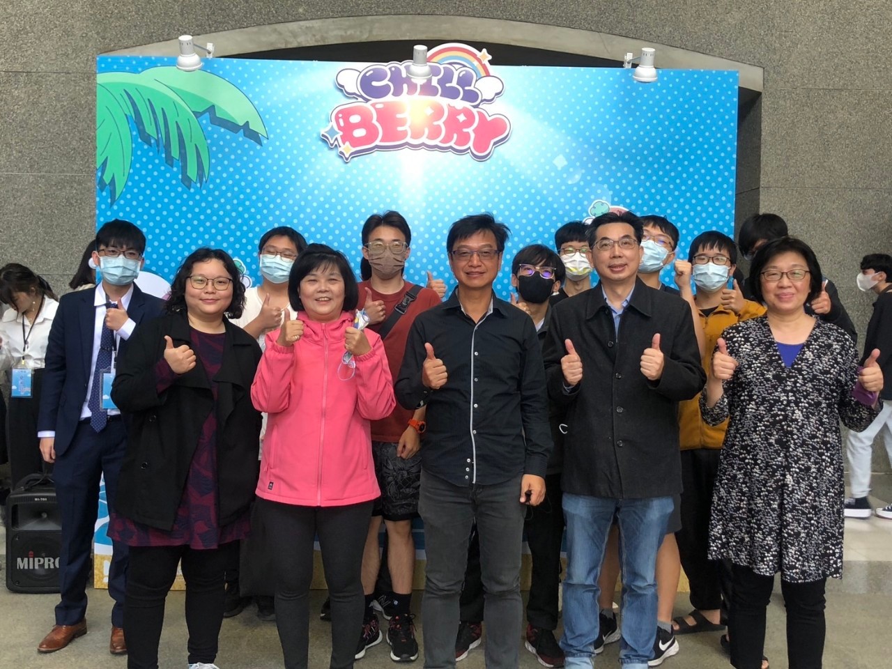 學生與老師們合照
